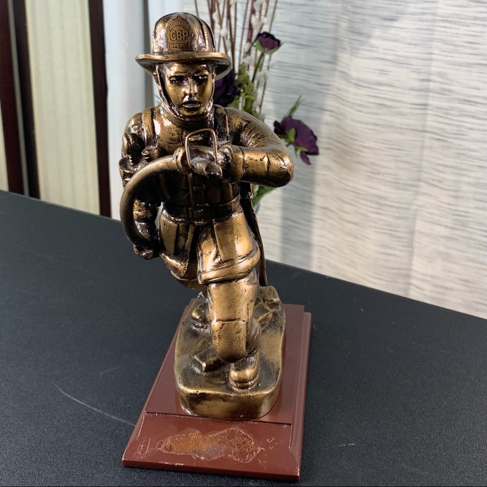 Fire Fighter statue.🪷 - Picture 5 of 13